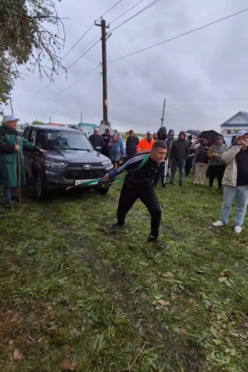 Айдар принимает участие в Сабантуях по буксировке автомобилей