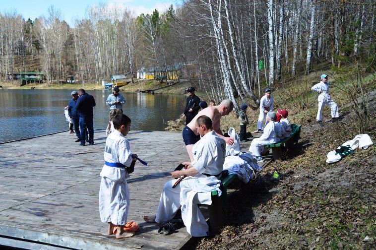 Балтач каратэчылары су коена, шашлык ашый... (+фоторепортаж)