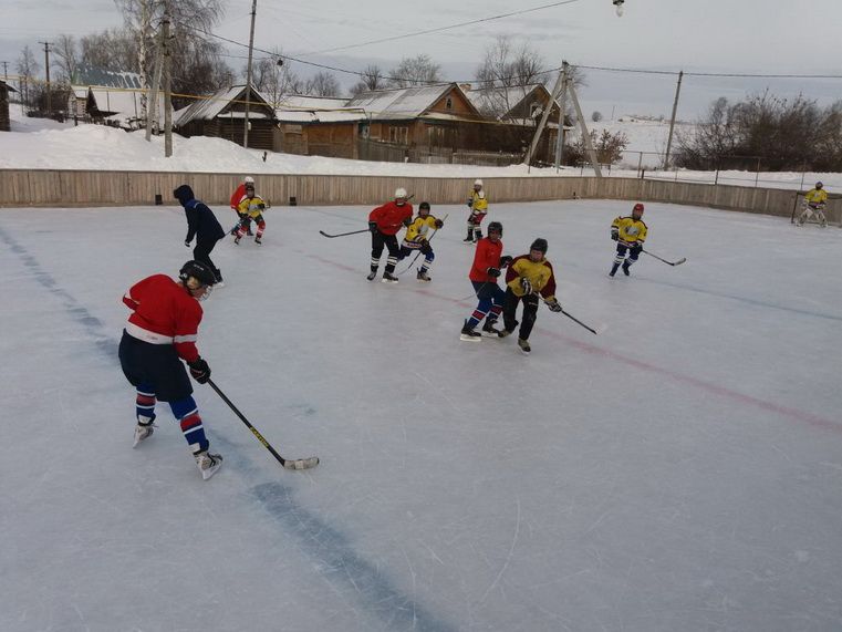 На льду Тюнтерской СОШ прошли  соревнования по хоккею