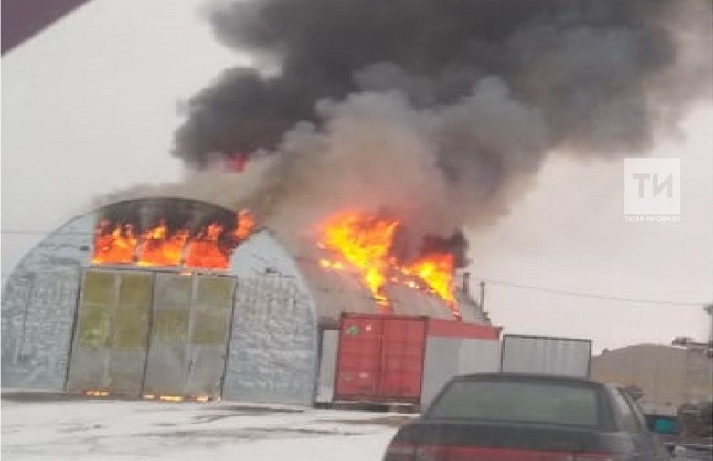 Огонь уничтожил металлический ангар, грузовик «ЗИЛ» и 20 автомобильных покрышек
