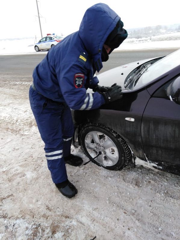 В Татарстане автоинспекторы помогли автомобилисту выбраться из снежного плена