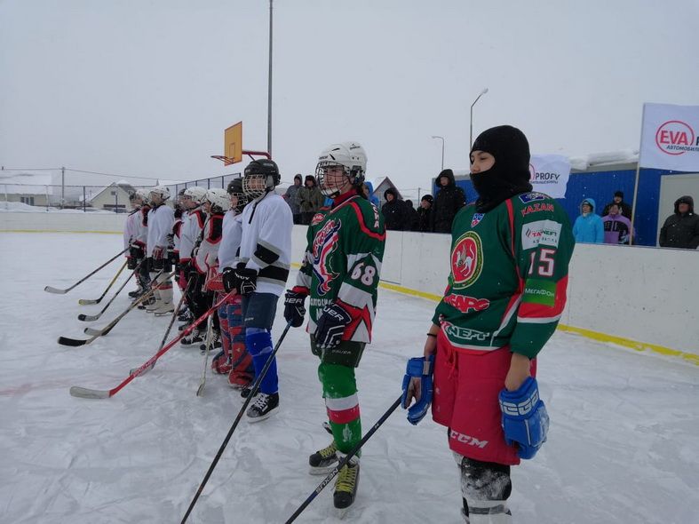 Ир-егетләргә бәйрәмгә бүләк- кызлар командалары арасында хоккей ярышы