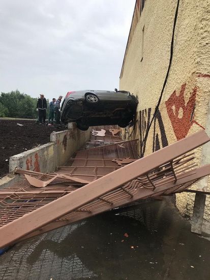 Бер машина Казан зоопаркының стенасына килеп бәрелгән