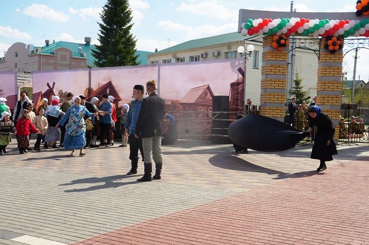 Балтачта узган парадтан бик күп фотолар