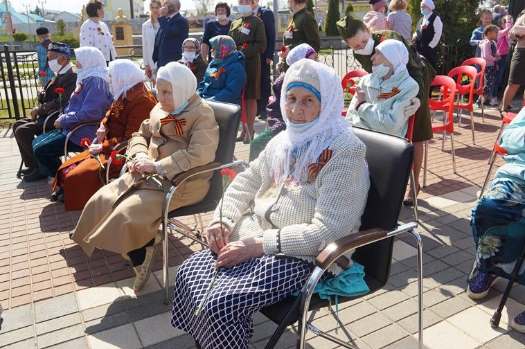 Балтачта узган парадтан бик күп фотолар