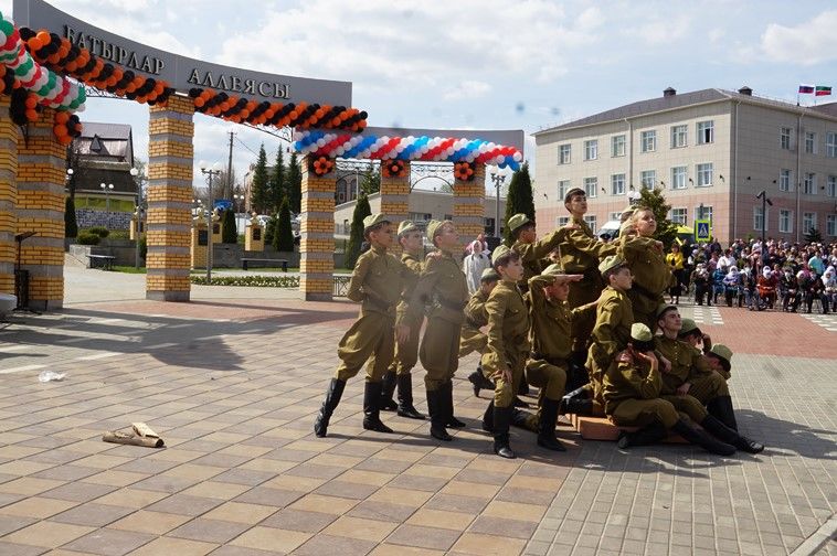 Балтачта узган парадтан бик күп фотолар