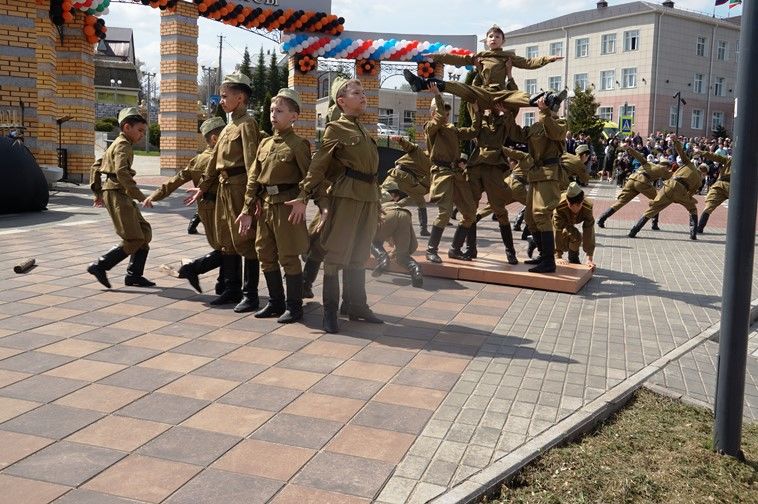 Балтачта узган парадтан бик күп фотолар