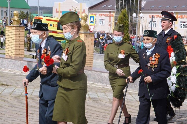 Балтачта узган парадтан бик күп фотолар