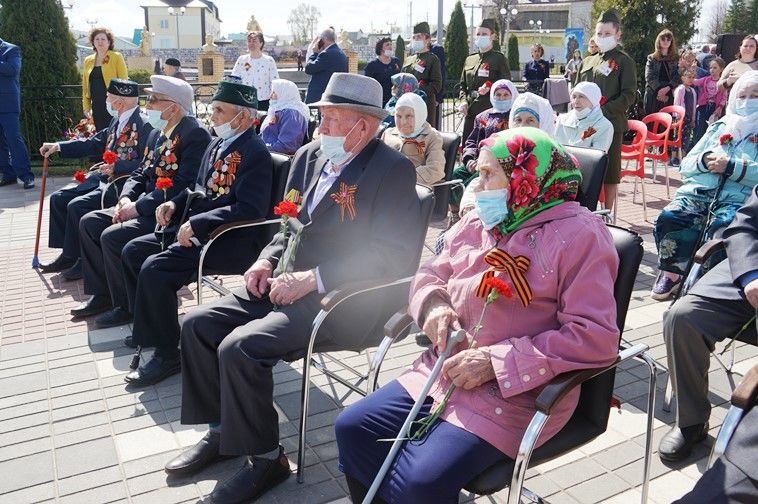 Балтачта узган парадтан бик күп фотолар