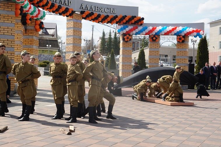 Балтачта узган парадтан бик күп фотолар