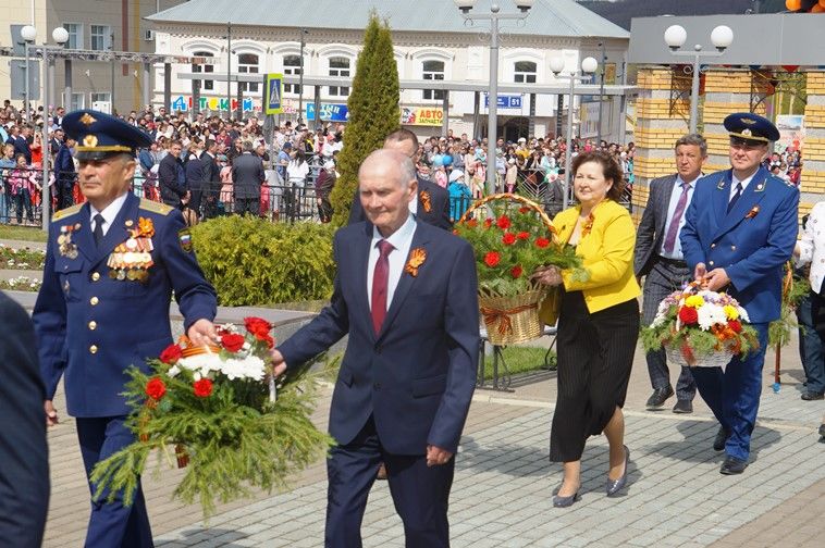 Балтачта узган парадтан бик күп фотолар