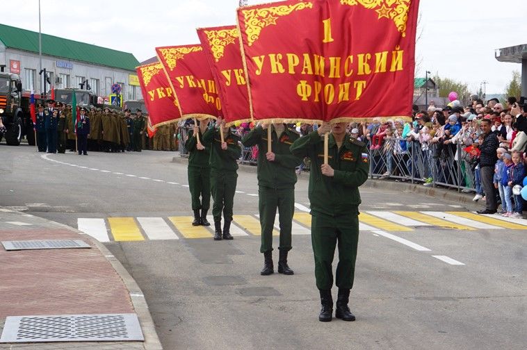 Балтачта узган парадтан бик күп фотолар