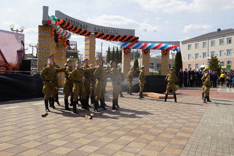 Балтачта узган парадтан бик күп фотолар