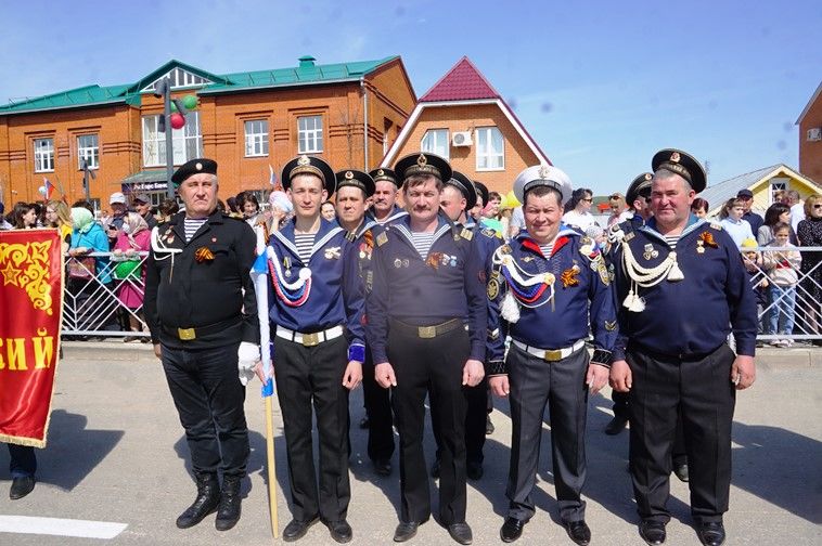 Балтачта узган парадтан бик күп фотолар