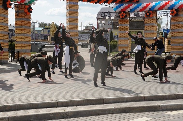 Балтачта узган парадтан бик күп фотолар