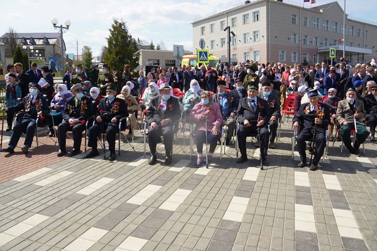 Балтачта узган парадтан бик күп фотолар