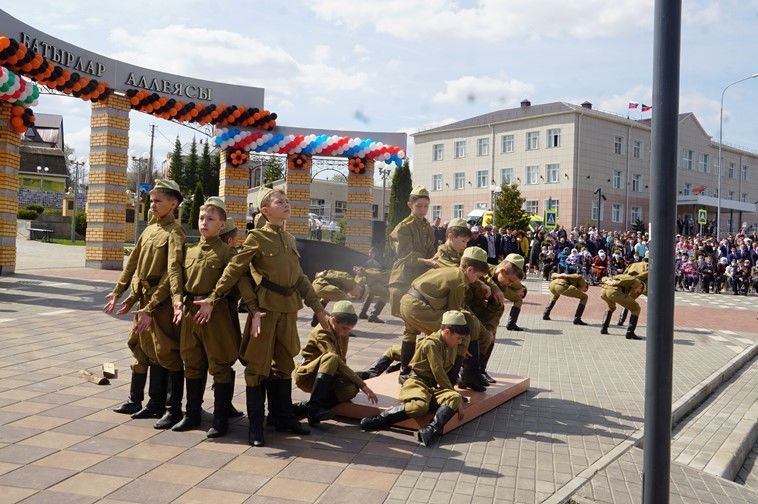 Балтачта узган парадтан бик күп фотолар