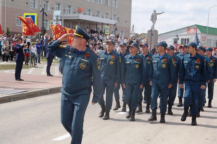 Балтачта узган парадтан бик күп фотолар