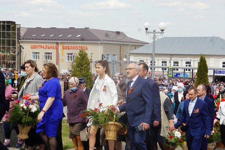 Балтачта узган парадтан бик күп фотолар