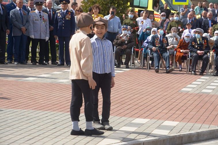 Балтачта узган парадтан бик күп фотолар