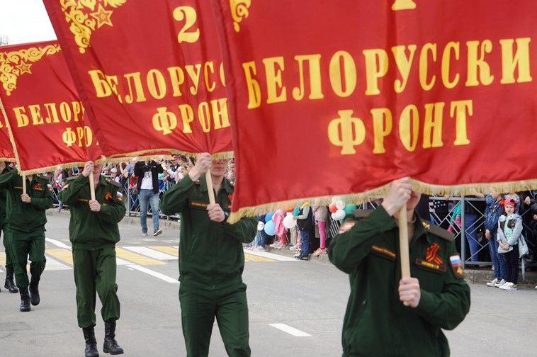 Балтачта узган парадтан бик күп фотолар