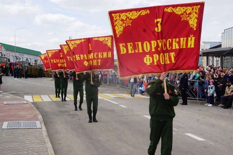 Балтачта узган парадтан бик күп фотолар