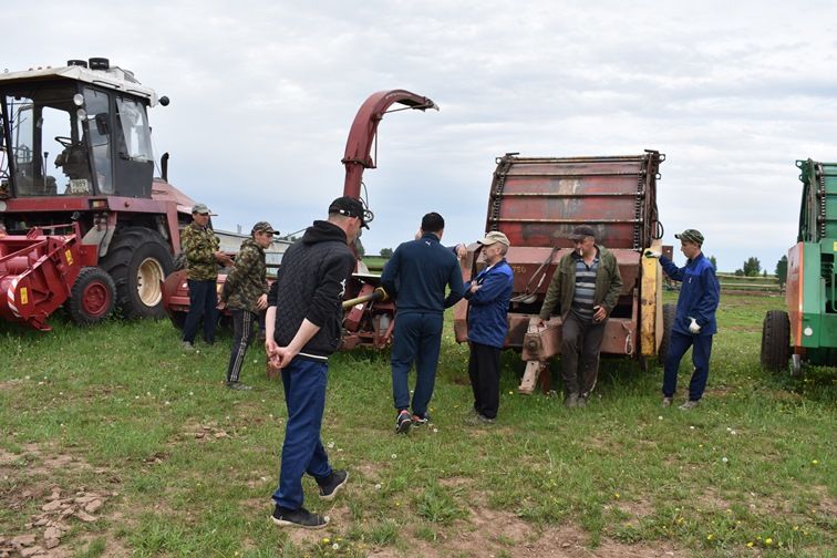 Балтачның берничә хуҗалыгында техникаларның әзерлеген тикшерделәр (+фото)