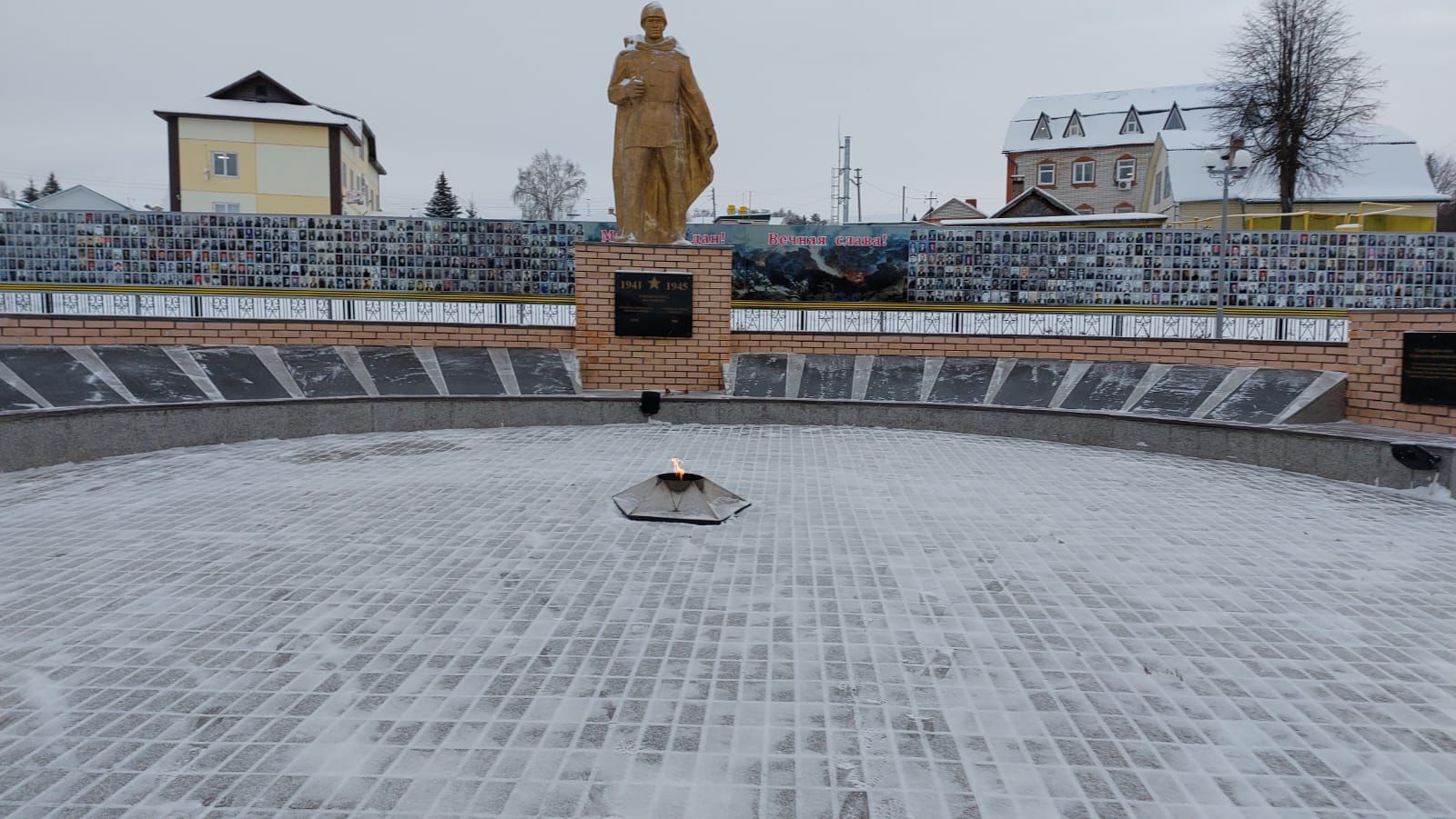 Балтачта “Батырлар аллеясы”нда  геройларны искә алдылар (+фото, видео)