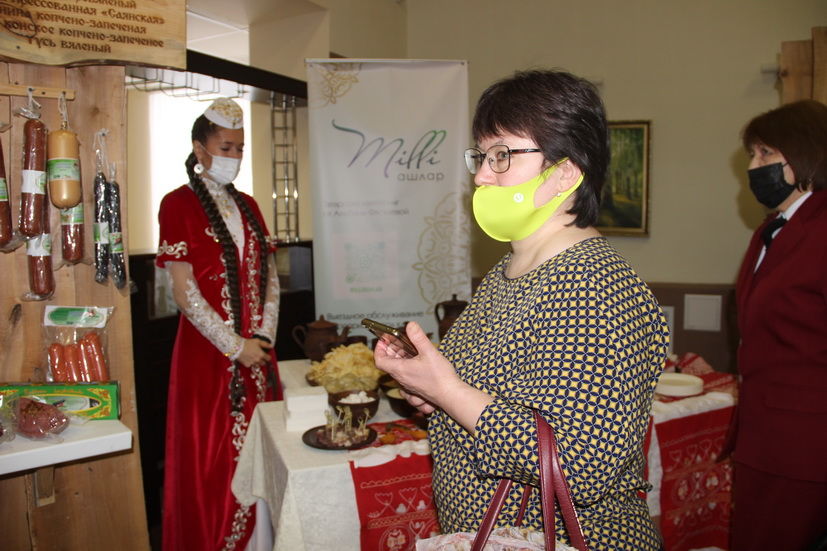 Васыйл Шәйхразиев район мәдәният үзәгендә оештырылган күргәзмәне кызыксынып күзәтте