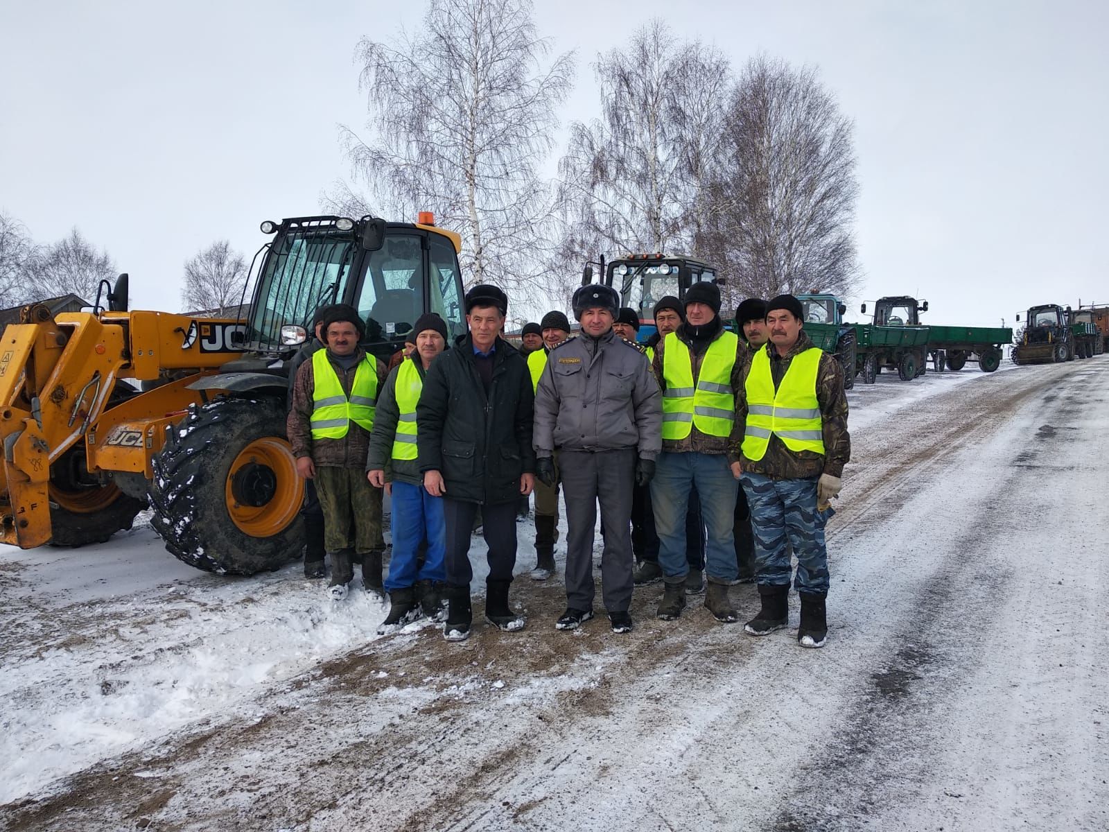 "Смәел"леләрнең техникасы язгы кыр эшләренә әзер (+фото)