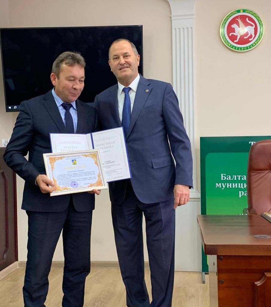 Хезмәт нәтиҗәләре буенча уңышка ирешкән райондашлар бүләкләнде (фото)
