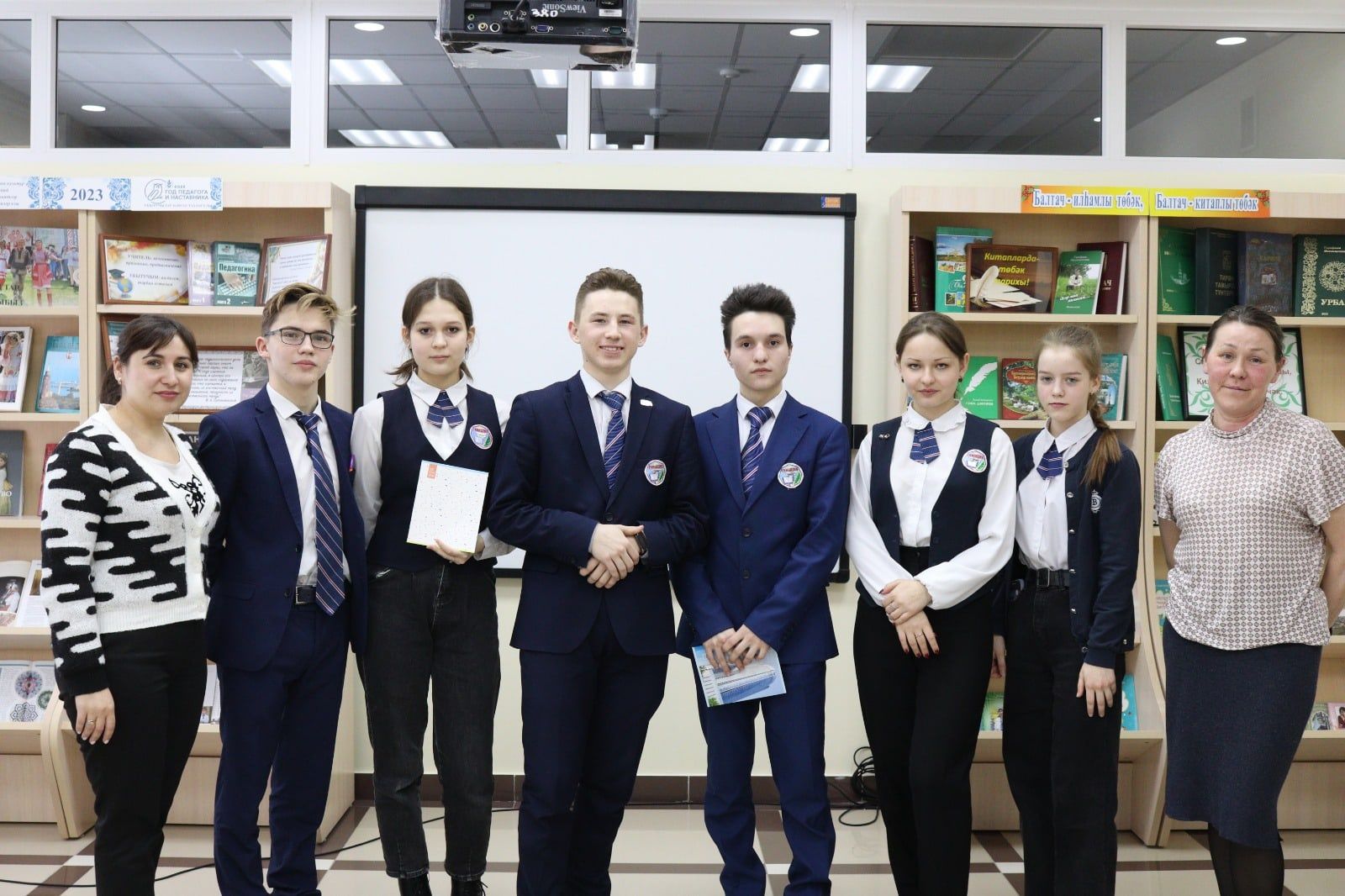 Үзәк китапханә хезмәткәрләре  «Своя игра» дип аталган интеллектуаль уен үткәрделәр (фото)