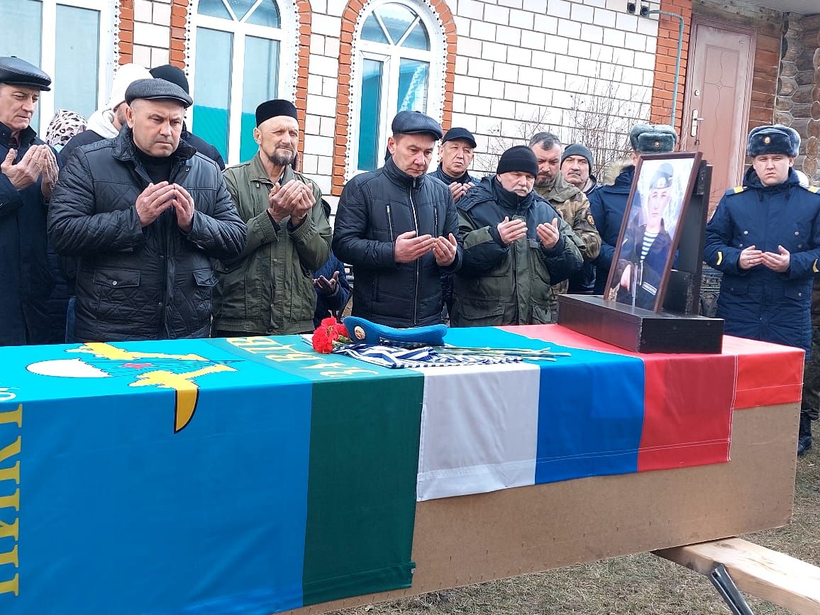 Балтач батыр улы белән хушлашты (фото, видео)
