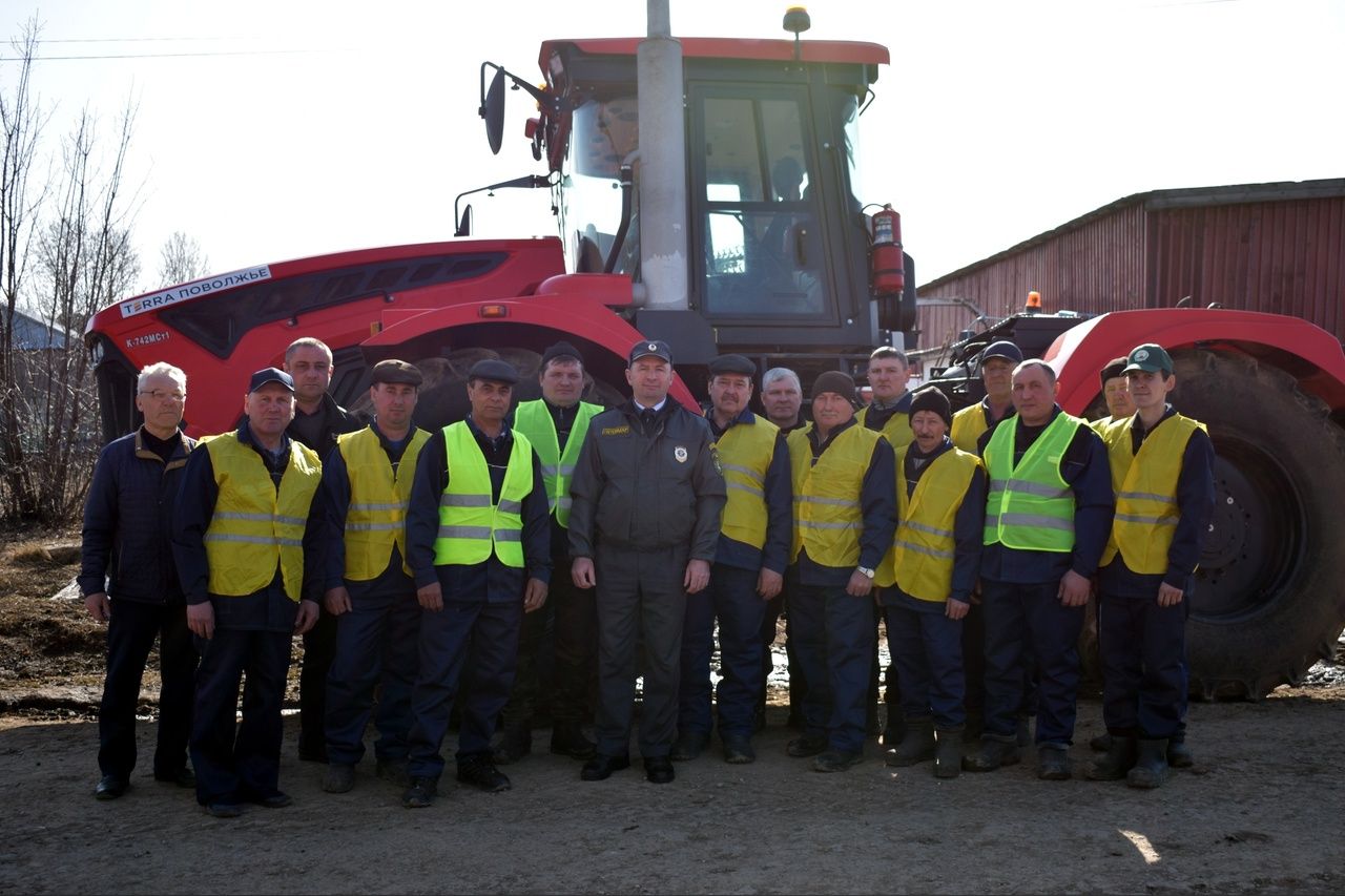 «Двигателең шәп эшли»... Бу сүзләргә һәрбер механизатор сөенде (+ фоторепортаж,видео)