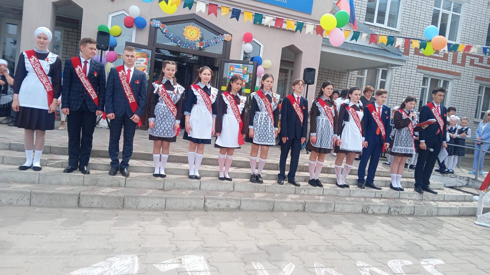 Чепья урта  мәктәбендә бүген моңсу да, шатлыклы да тантана  - «Соңгы кыңгырау» бәйрәме узды (фото)