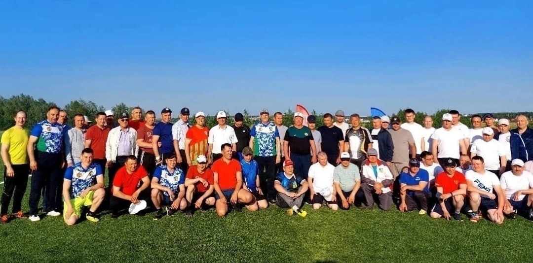 Балтач район башкарма комитеты хезмәткәрләре футболны оста уйный (фото)