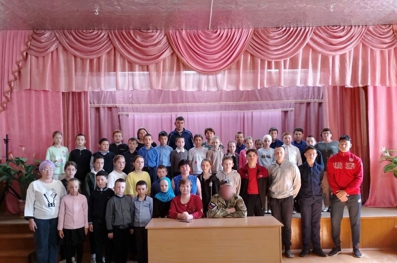Ялга кайткан Рамил мәктәп укучылары белән очрашты (фото)