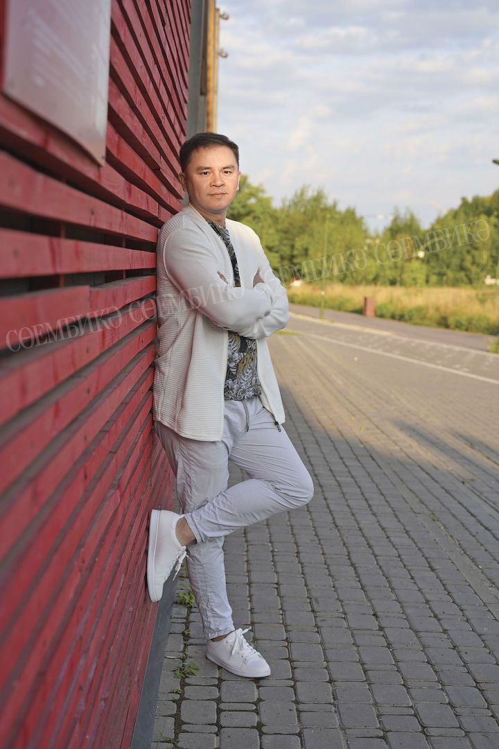 Миндә Филүс, Ришатныкы кебек көчле моңлы тавыш юк... әмма