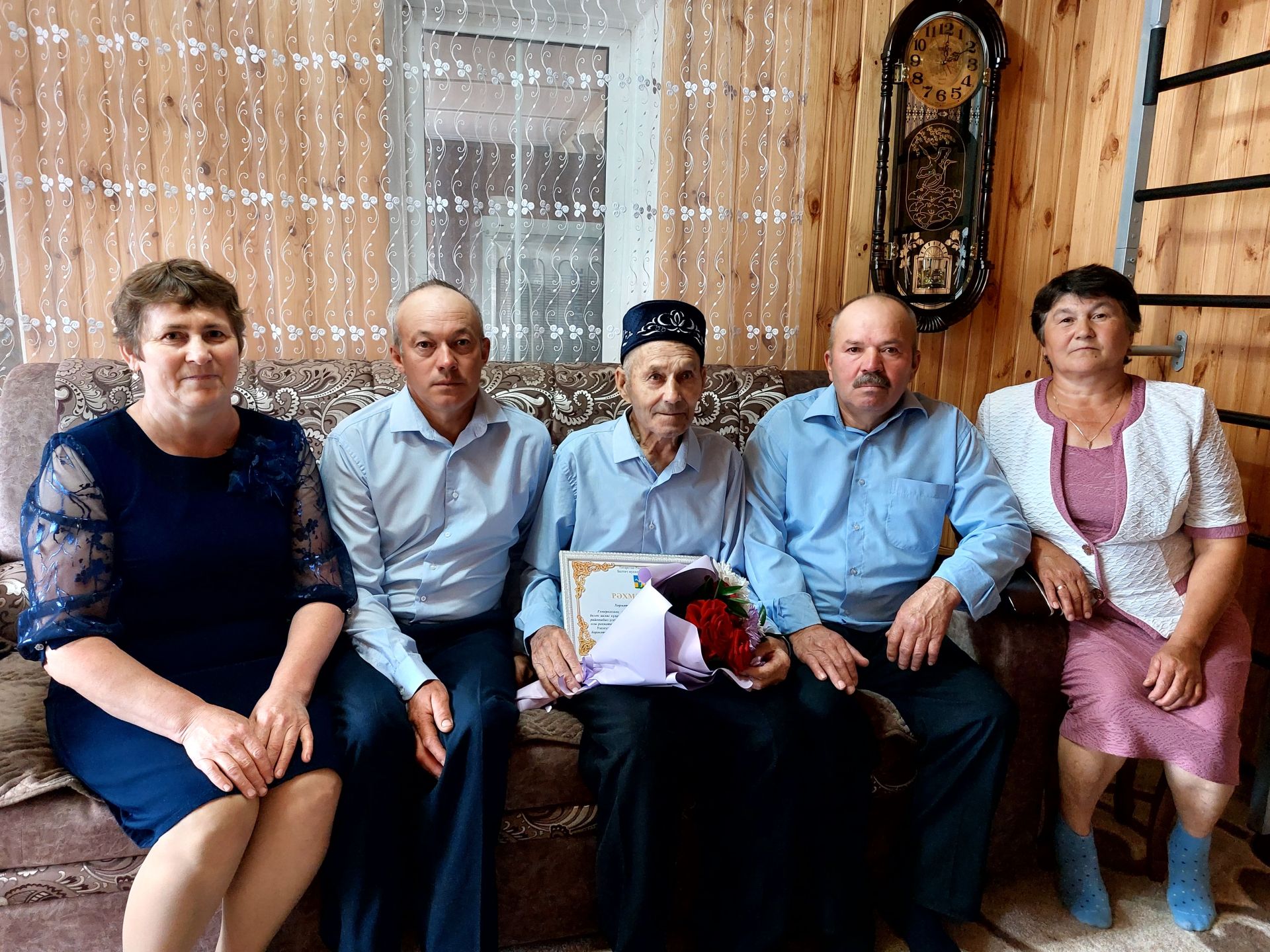 «Кирәк, дип әйткәч, барысын да эшләдек», ди Салавыч авылында яшәүче, 90 яшен тутырган Гарифҗан Хәкимов