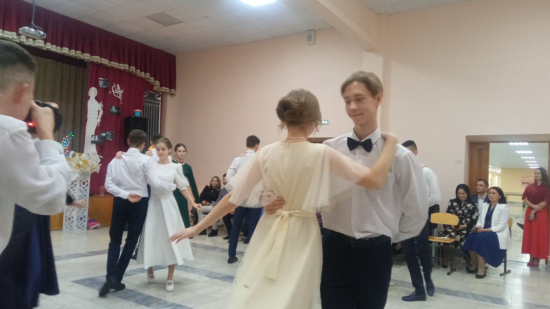 Ел да Балтач гимназиясендә бал үтә