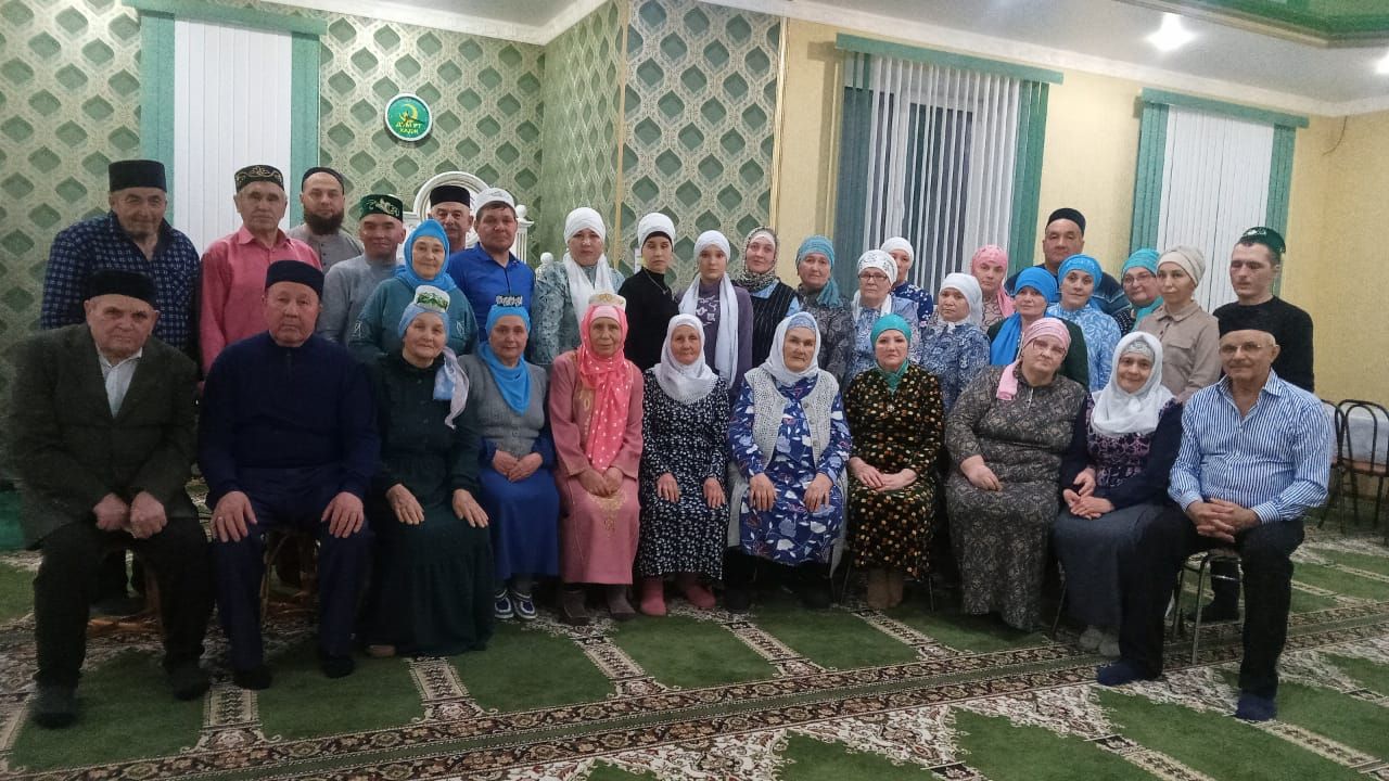 Кариле авылы мәчетендә Рашит Ильясов зурлап Ифтар мәҗлесе уздырды (фото)