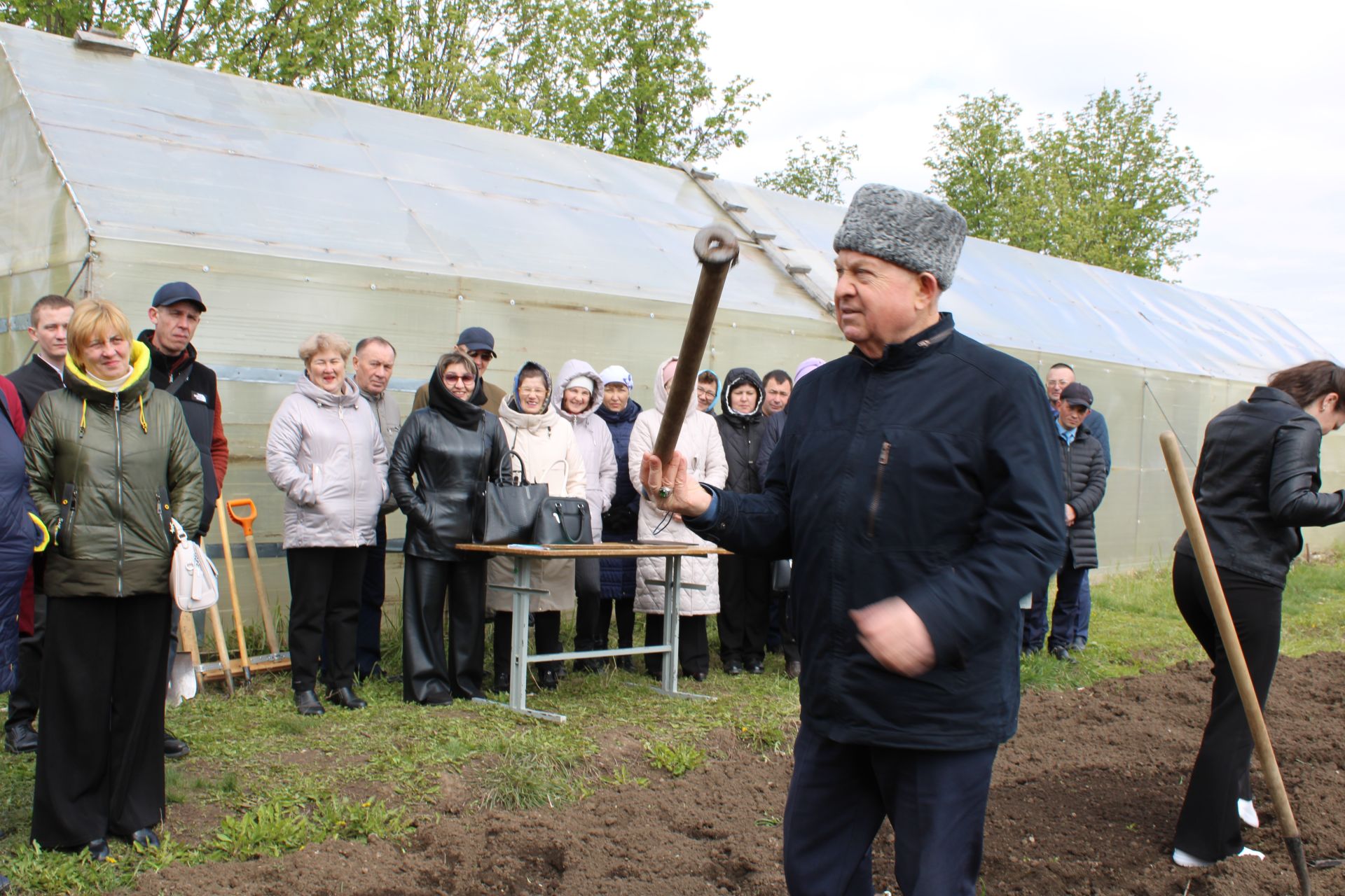 Танылган бакчачы үзе килеп өйрәтте (фоторепортаж)