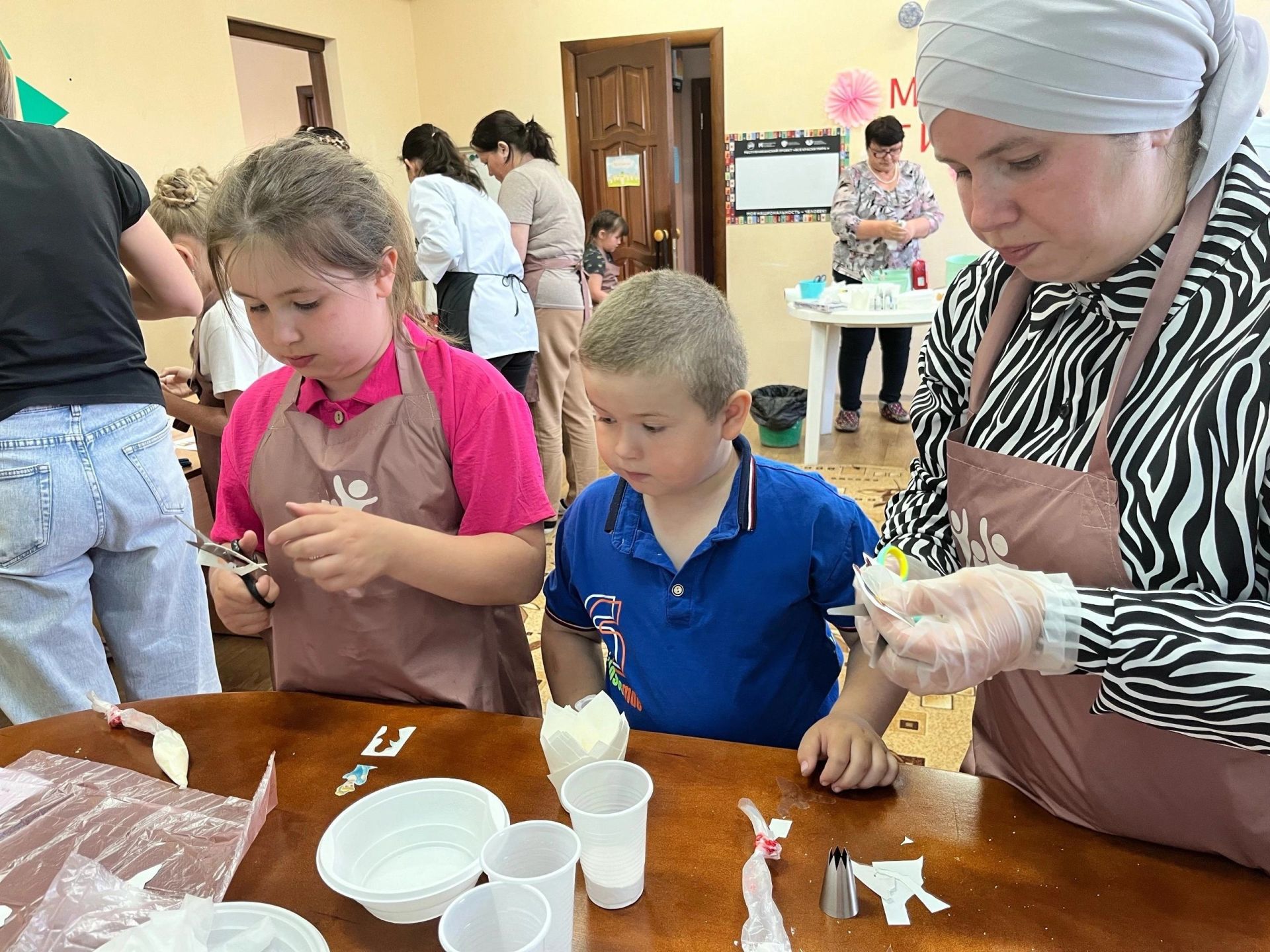 «Факел» яшьләр (яшүсмерләр) клубында капкейклар пешерү буенча мастер-класс узды (фото)