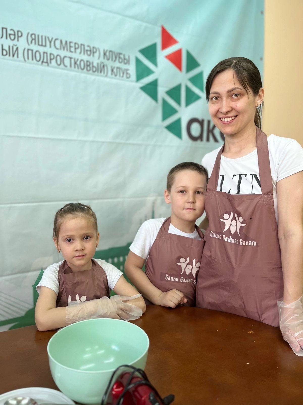 «Факел» яшьләр (яшүсмерләр) клубында капкейклар пешерү буенча мастер-класс узды (фото)