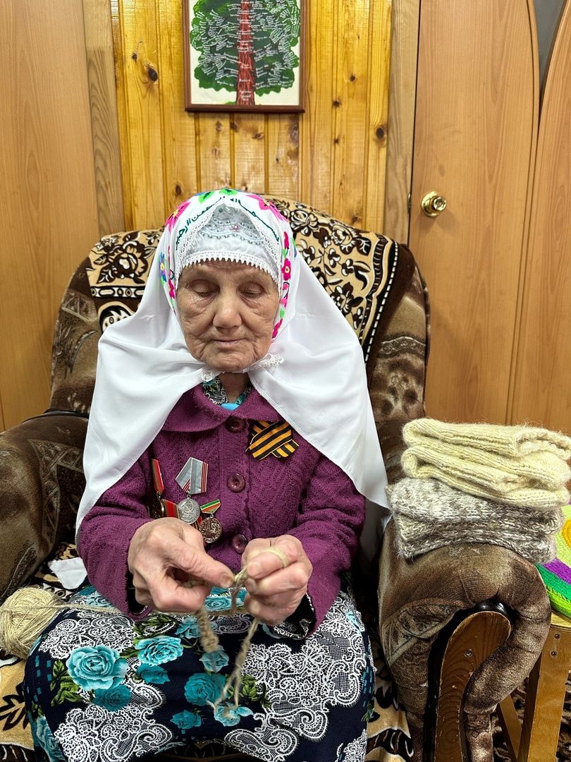 92 яшьлек райондашыбыз фронттагыларга йон носки бәйли (видео, фото)