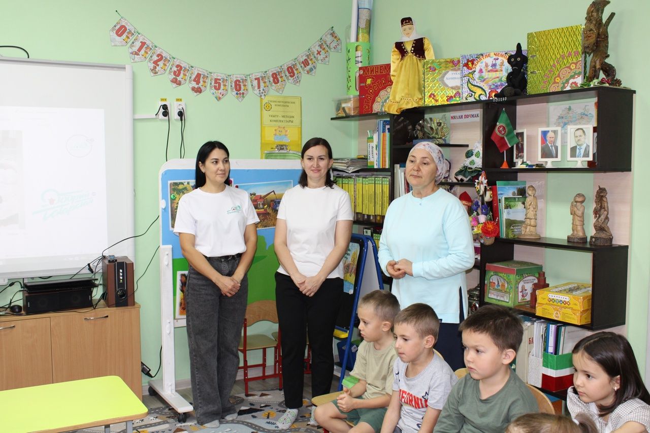 Балтачның зооволонтеры Әнисә Садикова балалар белән очрашты