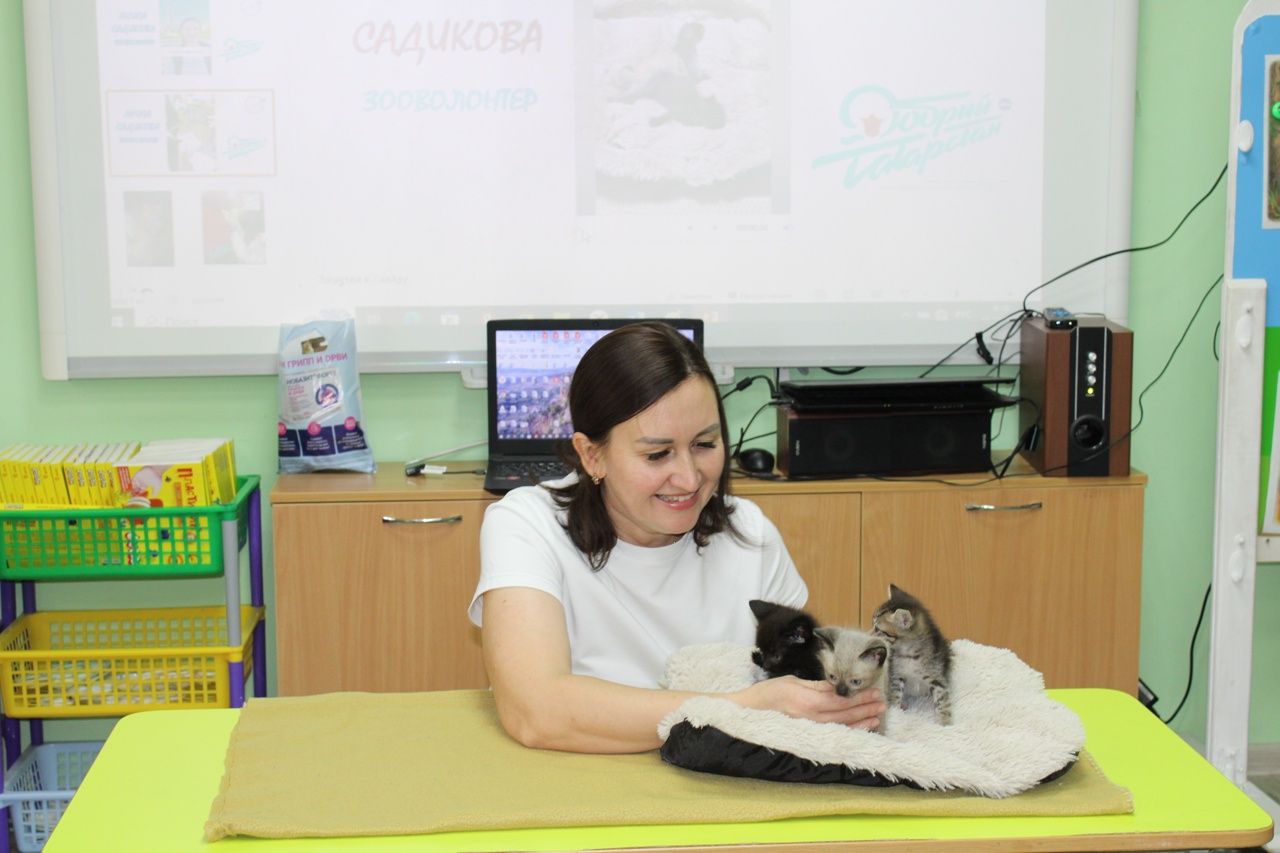 Балтачның зооволонтеры Әнисә Садикова балалар белән очрашты