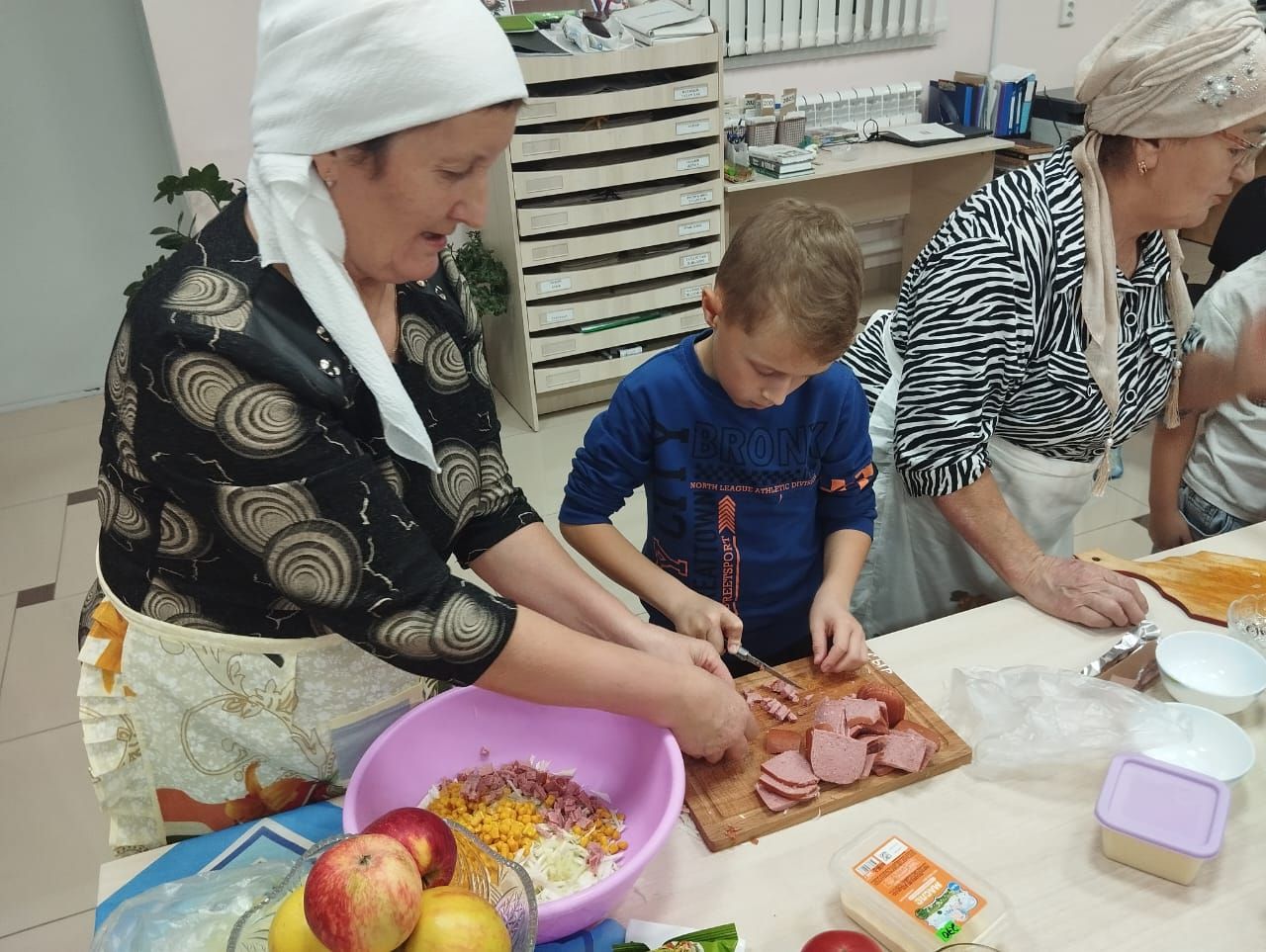 Смәел әбиләре оныклары белән бергә тәмле ризыклар әзерләгән