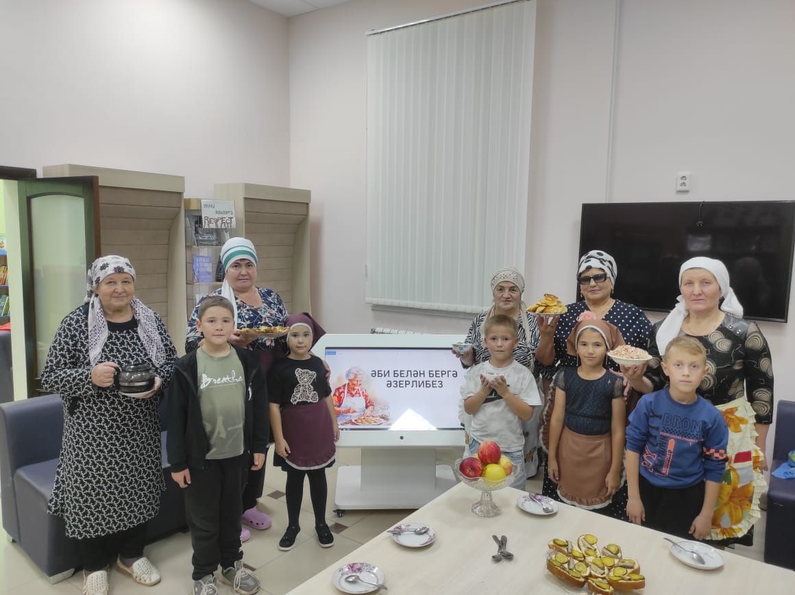 Смәел әбиләре оныклары белән бергә тәмле ризыклар әзерләгән