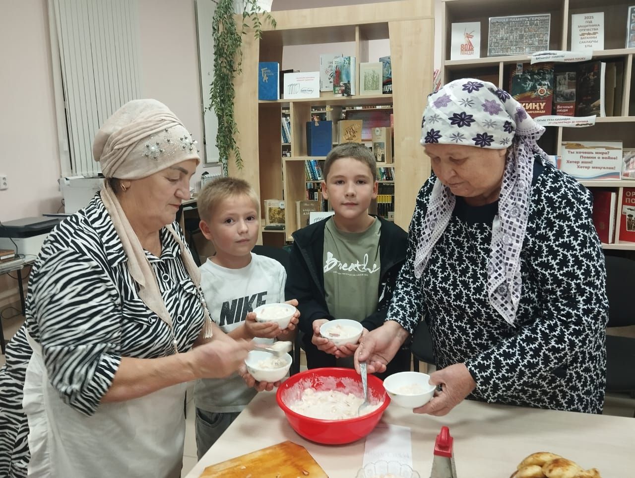Смәел әбиләре оныклары белән бергә тәмле ризыклар әзерләгән